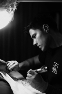 Teaniva Dinard se perfectionne au tatouage depuis trois ans et collabore aujourd’hui avec Tattoo Shop by Patu. Teaniva Dinard se perfectionne au tatouage depuis trois ans et collabore aujourd’hui avec Tattoo Shop by Patu.