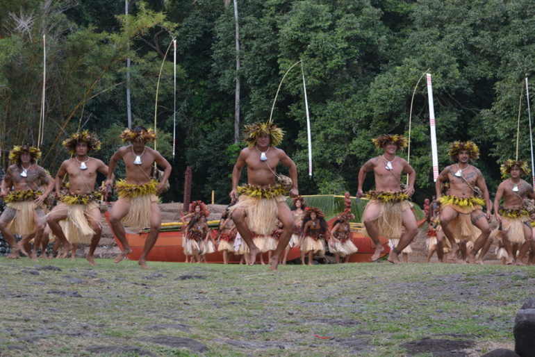 Marae Arahurahu : le public embarqué dans la pirogue de Pa'ao Marae Arahurahu : le public embarqué dans la pirogue de Pa'ao