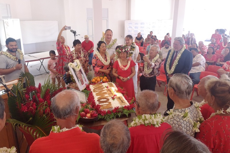 Christina Lachaux, présidente de l’association (au centre) avait convié toutes les personnes qui ont participé à cette tâche de plusieurs années. Christina Lachaux, présidente de l’association (au centre) avait convié toutes les personnes qui ont participé à cette tâche de plusieurs années.