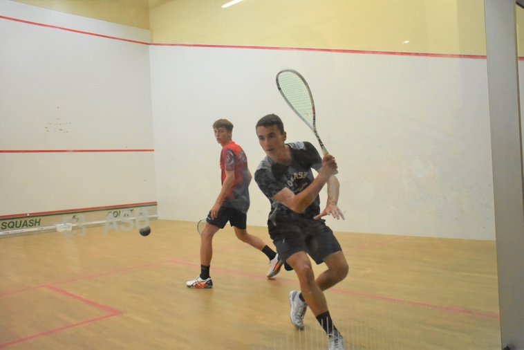 Dans la finale messieurs, Baptiste Bouin (au premier plan) a été dominé en trois jeux par son jeune compatriote, Brice Nicolas.