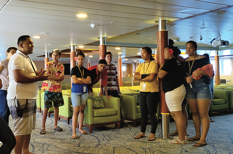 Échanges avec le personnel polyvalent du cargo mixte. Échanges avec le personnel polyvalent du cargo mixte.