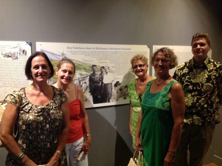 Les sœurs Coppenrath (Armelle, Véronique, Béatrice et Anne) dont le père Gérald Coppenrath (sénateur de la Polynésie française en 1962) et l'oncle, monseigneur Michel Coppenrath ont été des résistants de la France libre. Elles entourent une photo prise de leur père en juin 1944 au maquis Joël. Les sœurs Coppenrath (Armelle, Véronique, Béatrice et Anne) dont le père Gérald Coppenrath (sénateur de la Polynésie française en 1962) et l'oncle, monseigneur Michel Coppenrath ont été des résistants de la France libre. Elles entourent une photo prise de leur père en juin 1944 au maquis Joël.