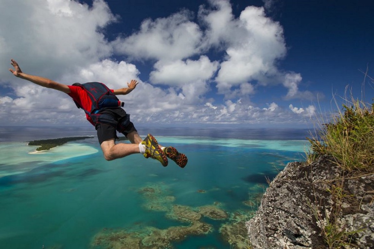 Maupiti star de la vidéo d’un base jumper Maupiti star de la vidéo d’un base jumper