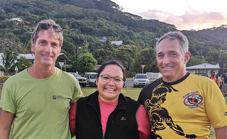 Gilles Lafitte, cadre technique de la fédération polynésienne de rugby et Maryline et Patrice Herbillon, responsables des deux nouveaux clubs de rugby. Gilles Lafitte, cadre technique de la fédération polynésienne de rugby et Maryline et Patrice Herbillon, responsables des deux nouveaux clubs de rugby.