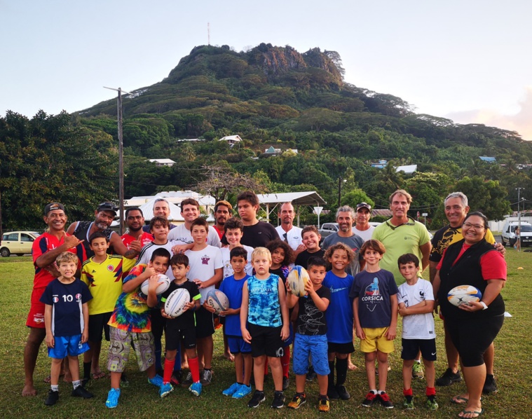 L’entraînement pour appliquer la théorie de la formation s’est déroulé avec les U8 à U14 du Tupa Rugby Club de Uturoa. L’entraînement pour appliquer la théorie de la formation s’est déroulé avec les U8 à U14 du Tupa Rugby Club de Uturoa.