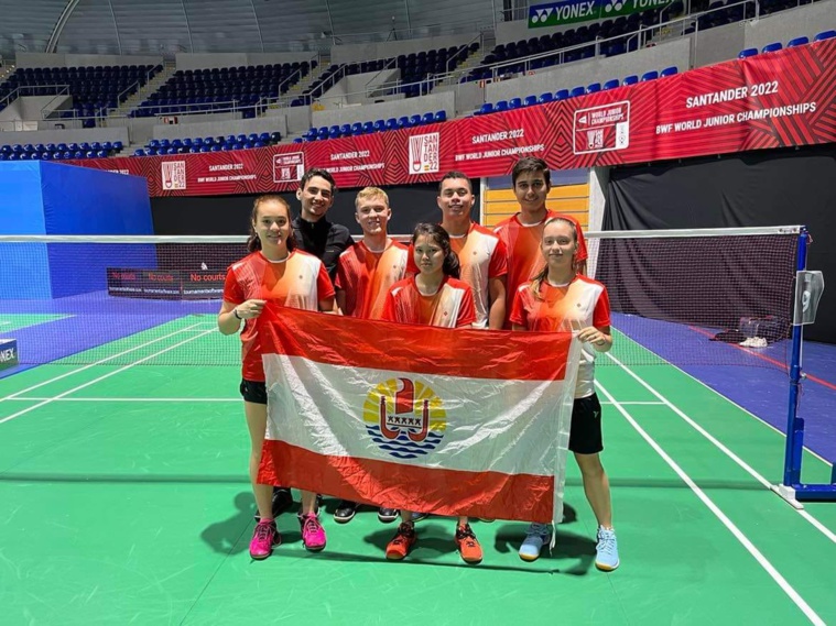 La délégation tahitienne sur les terrains de Santander, en Espagne. Au premier rang (de gauche à droite) : Heirautea Curet, Jenica Lesourd et Maeva Gaillard. Au second rang (de gauche à droite) : Elias Maublanc, Kaihei Teiefitu et Heiva Yvonet. (photo : Fédération tahitienne de badminton)