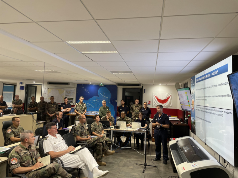 Les Forces Armées dirigées par le contre-amiral, Geoffroy D'andigné, seraient en capacité de mobiliser 1 700 militaires pour une opération cyclone en conditions réelles. Les Forces Armées dirigées par le contre-amiral, Geoffroy D'andigné, seraient en capacité de mobiliser 1 700 militaires pour une opération cyclone en conditions réelles.