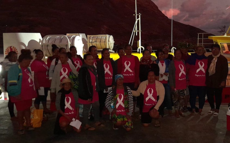 Les femmes ont embarqué à 5heures du matin mardi sur le quai de Hakahau à Ua Pou. © Association Te Pootu no Ua Pou. Les femmes ont embarqué à 5heures du matin mardi sur le quai de Hakahau à Ua Pou. © Association Te Pootu no Ua Pou.