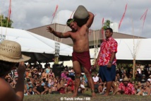 Eriatara a soulevé la pierre de 160 kg le plus rapidement Eriatara a soulevé la pierre de 160 kg le plus rapidement