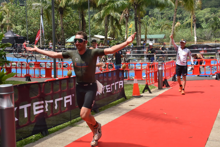 Sam Osborne sur la ligne d'arrivée du Xterra Tahiti. Sam Osborne sur la ligne d'arrivée du Xterra Tahiti.