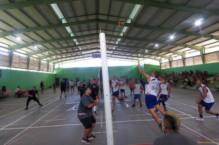 La saison de volley-ball a débuté samedi à Papetoai par la Coupe minute qui a vu la victoire de Jeunesse Vaitehere chez les filles et de Tematehau chez les hommes.