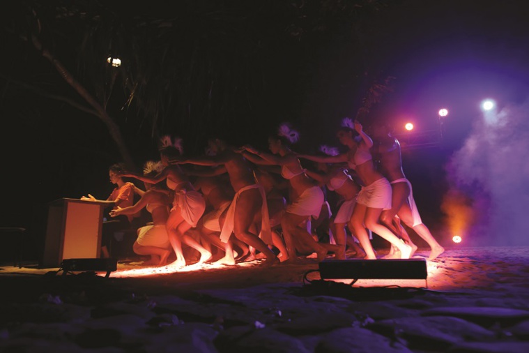 Merehau, prisonnière de sa cage dorée, dénonce les violences des hommes sur les femmes, physiques ou psychiques. Merehau, prisonnière de sa cage dorée, dénonce les violences des hommes sur les femmes, physiques ou psychiques.