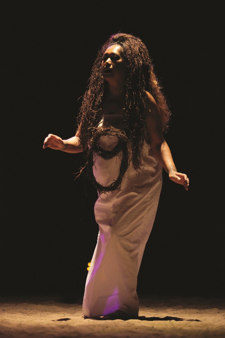 - “O vai au ? O vahine ti’amā au. (Qui suis-je ? Une femme libre.)” - “O vai au ? O vahine ti’amā au. (Qui suis-je ? Une femme libre.)”