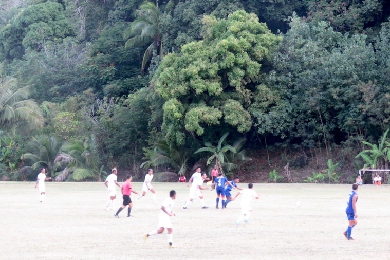 Mira (en bleu) a battu non sans difficulté une équipe de Tohiea (en blanc) accrocheuse sur le score de 3 buts à 1.