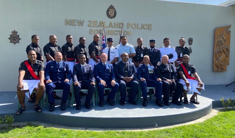 Les maîtres-chiens de Fidji, Tonga, Samoa et de Polynésie avec leurs formateurs néo-zélandais. Les maîtres-chiens de Fidji, Tonga, Samoa et de Polynésie avec leurs formateurs néo-zélandais.