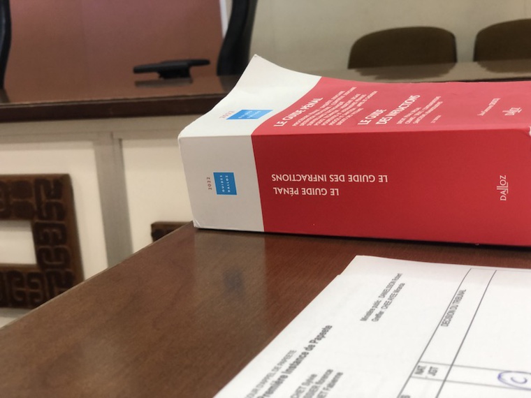 6 mois ferme pour avoir frappé sa femme enceinte 6 mois ferme pour avoir frappé sa femme enceinte