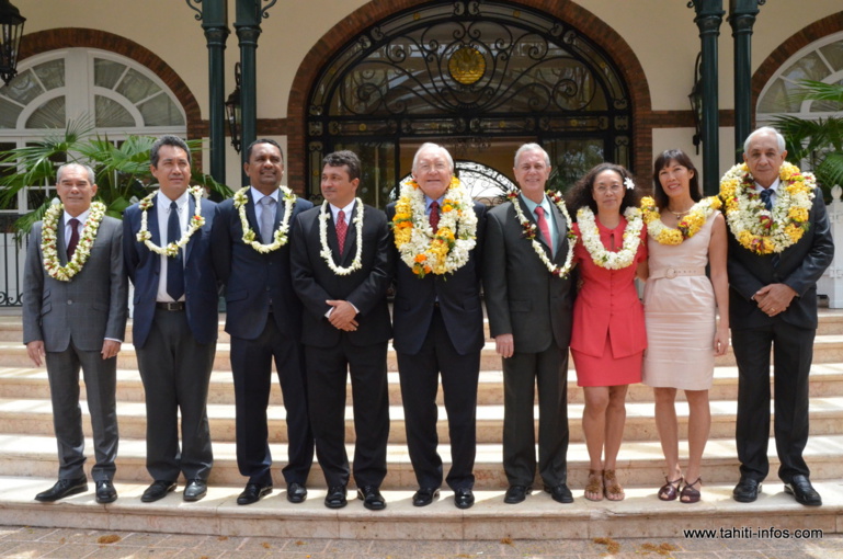Les membres du gouvernement après le remaniement du 13 octobre 2013. Thomas Moutame, ministre de l'Agriculture alors en déplacement aux îles Sous-le-vent, est absent de la photo.