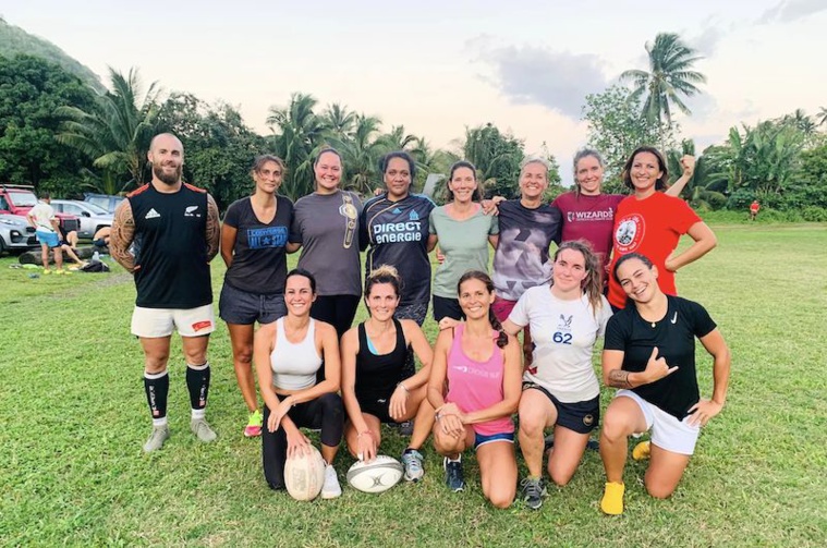 L'équipe des vahine du club Jeunesse rugby Moorea, fraichement constituée. L'équipe des vahine du club Jeunesse rugby Moorea, fraichement constituée.