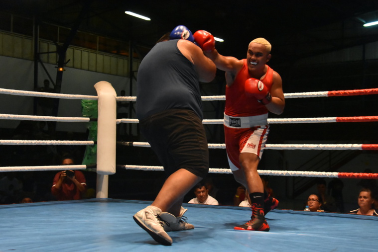 En super-lourds, le jeune espoir de Toroura, Imapavai Hikutini (en rouge), a pris le meilleur sur l'expérimenté, Teiki Marotau (Ah Min BC). En super-lourds, le jeune espoir de Toroura, Imapavai Hikutini (en rouge), a pris le meilleur sur l'expérimenté, Teiki Marotau (Ah Min BC).