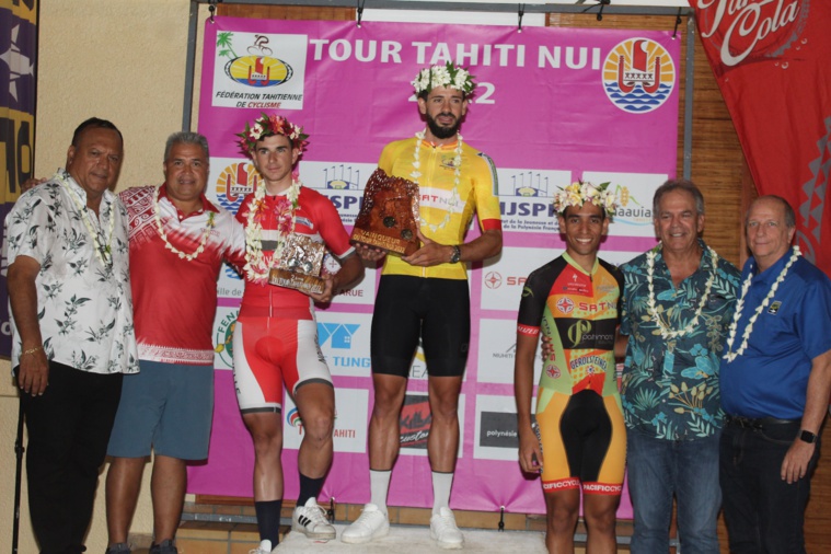 Julien Trarieux (au centre) a remporté la 26e édition du Tour Tahiti Nui devant Rayann Lacheny (à G) et Kahiri Endeler (à D).