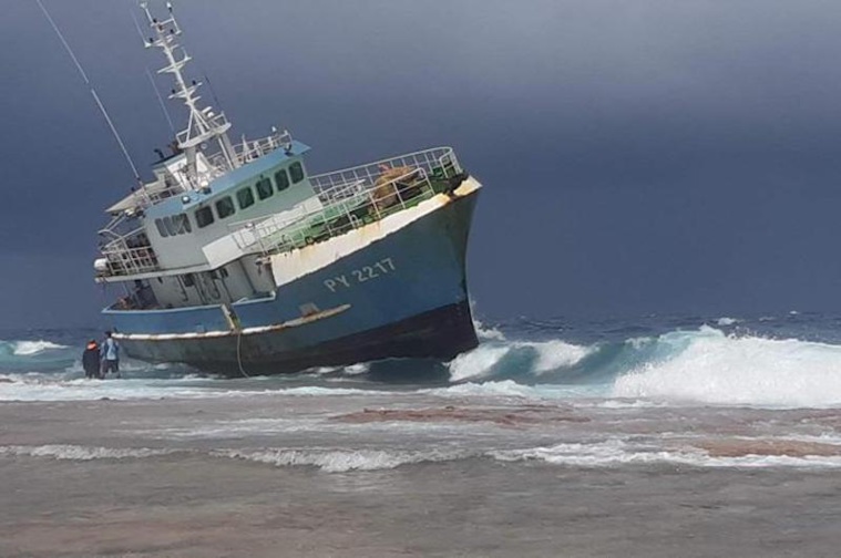 ​Un navire de pêche s'échoue à Tikehau