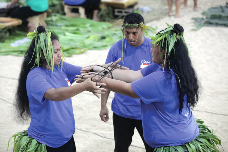 À Rapa, les jeux de ficelle perdurent. Parents et enfants le pratiquent quand ils ont un moment de détente.