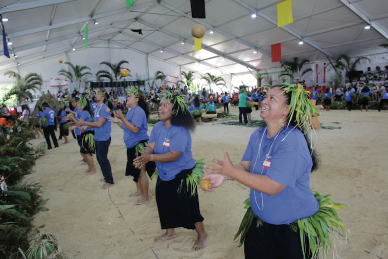 Contrairement aux jeux de ficelle, le jonglage avec des oranges ne fait plus partie des usages.