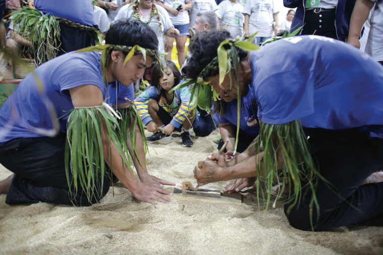 La délégation a montré comment avec deux morceaux de bois, il était possible de faire du feu. "Aux amateurs de Koh-Lanta !", a lancé l’animateur Pierrot Faraire. La délégation a montré comment avec deux morceaux de bois, il était possible de faire du feu. "Aux amateurs de Koh-Lanta !", a lancé l’animateur Pierrot Faraire.