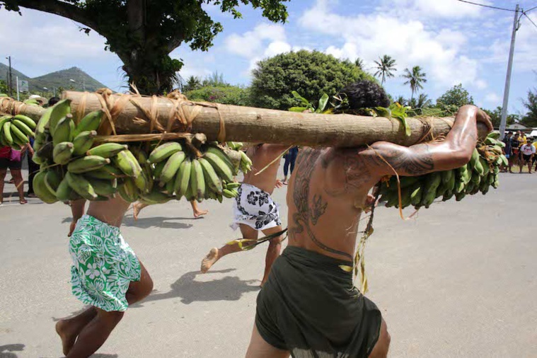 Cours de porteurs de fruits, l’île de Rimatara est sortie vainqueur chez les hommes.