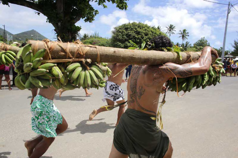Cours de porteurs de fruits, l’île de Rimatara est sortie vainqueur chez les hommes. Cours de porteurs de fruits, l’île de Rimatara est sortie vainqueur chez les hommes.