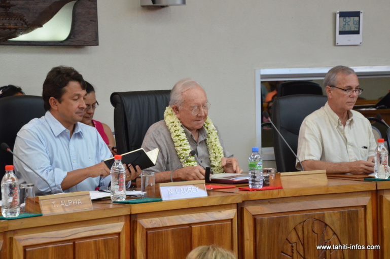 "Peu importe ce que vous faites pour me mettre à terre : vous n’y arriverez pas", lance Flosse à ses détracteurs "Peu importe ce que vous faites pour me mettre à terre : vous n’y arriverez pas", lance Flosse à ses détracteurs