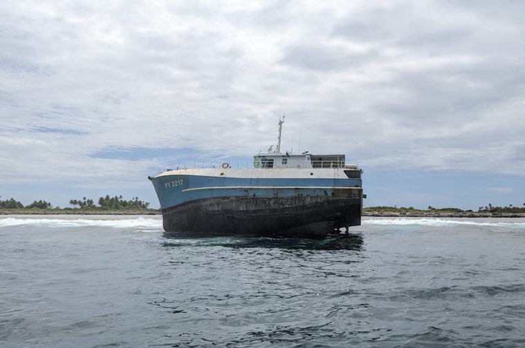 ​Des habitants de Tikehau dénoncent une pollution autour du navire échoué