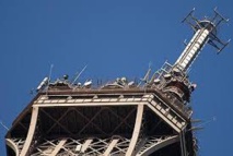 Loin des touristes, une tour Eiffel toujours stratégique pour la TV et la radio
