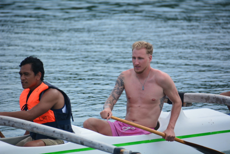 Corentin Ermenault a été initié aux va'a par des élèves du lycée hôtelier de Outumaoro. Corentin Ermenault a été initié aux va'a par des élèves du lycée hôtelier de Outumaoro.