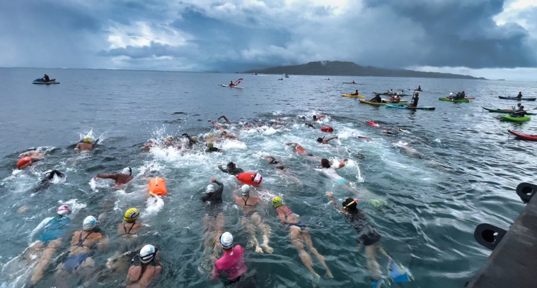Soixante-dix nageurs se sont lancés du quai de Vaitoare pour les 5 km de course. (© FTN) Soixante-dix nageurs se sont lancés du quai de Vaitoare pour les 5 km de course. (© FTN)