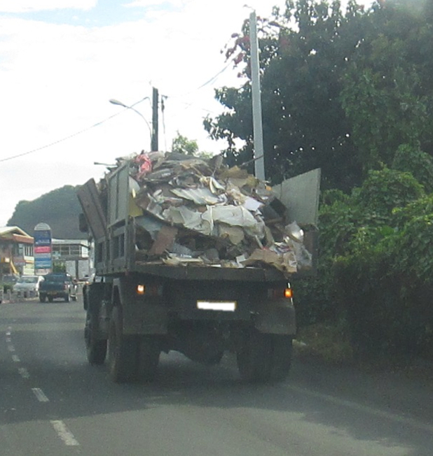 Danger sur la route : un camion sème ses déchets sur la route