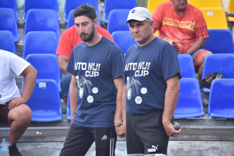 Les champions du monde de pétanque, Maïki Molinas (à gauche) et Michel Loy, sur le boulodrome Hotu Maru de Papara.