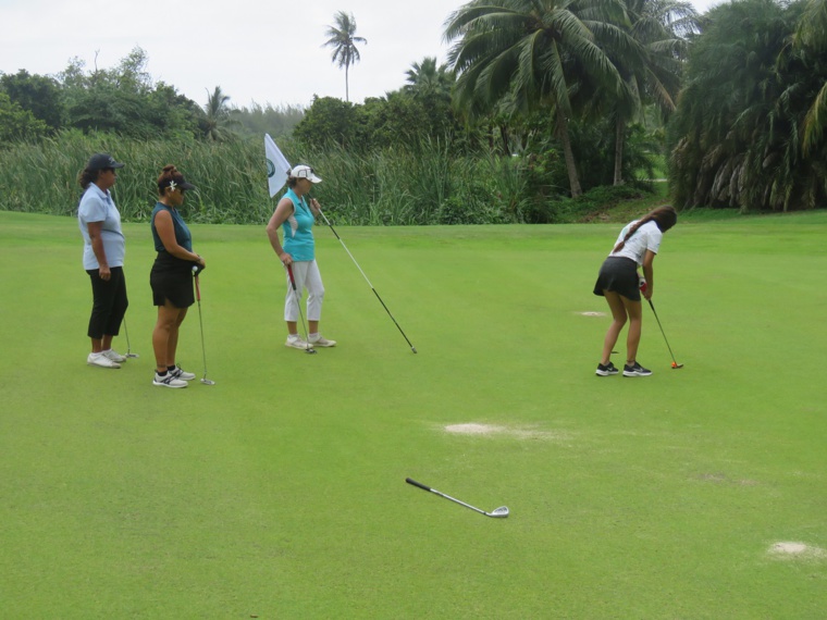 Sur le parcours de Temae, les joueurs et joueuses ont dû composer avec la pluie entre vendredi et dimanche. Sur le parcours de Temae, les joueurs et joueuses ont dû composer avec la pluie entre vendredi et dimanche.