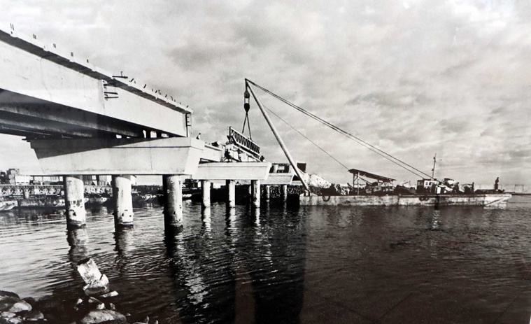 L’ouvrage du pont de Motu Uta a débuté en 1965, pendant la construction de la digue.