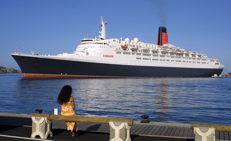 Le quai des paquebots a été construit à la fin du XIXe siècle, puis agrandi en 1928, pour permettre aux navires longs courtiers d’accoster à Papeete. L’ouvrage actuel date de 1938. Le quai des paquebots a été construit à la fin du XIXe siècle, puis agrandi en 1928, pour permettre aux navires longs courtiers d’accoster à Papeete. L’ouvrage actuel date de 1938.