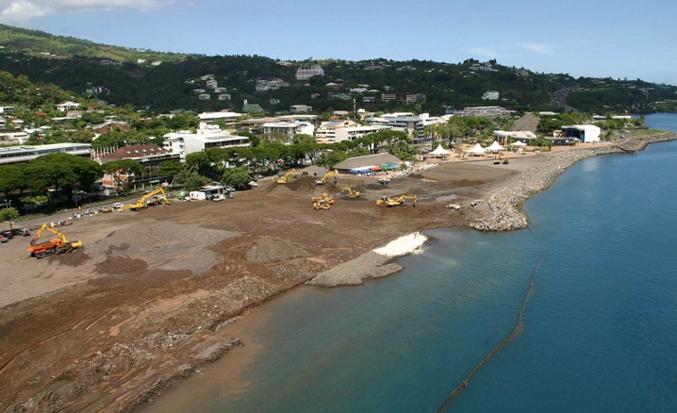 Le remblai du front de mer, devant la rade de Papeete, avant les travaux de construction et d’aménagement du parc Paofai en 2008.