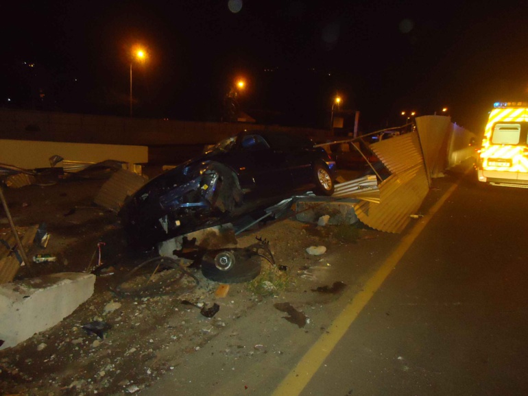 Punaauia: Le conducteur sort indemne d'un accident spectaculaire Punaauia: Le conducteur sort indemne d'un accident spectaculaire