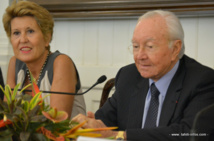 Brigitte Girardin avec le président Gaston Flosse le 19 juin 2013, le jour de sa présentation officielle comme représentante de la Polynésie à Paris.