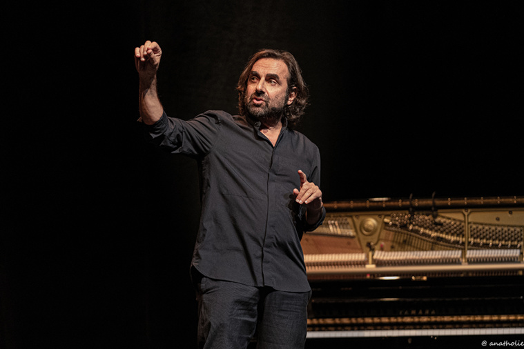 Manoukian en "conférence pianotée" sur le motu de l’Intercontinental Tahiti Manoukian en "conférence pianotée" sur le motu de l’Intercontinental Tahiti