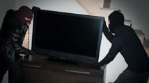 Surpris, les voleurs rapportent la TV... mais oublient leur portable