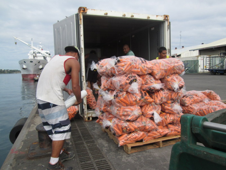 1er arrivage de carottes à Motu uta : 35 tonnes sur 600 prévues dans les bacs 1er arrivage de carottes à Motu uta : 35 tonnes sur 600 prévues dans les bacs