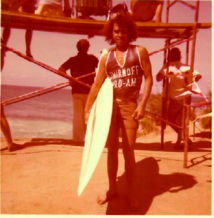 Le jeune Arsène Harehoe, sociétaire du Taapuna surf club, à Hawaii en 1975. Le jeune Arsène Harehoe, sociétaire du Taapuna surf club, à Hawaii en 1975.
