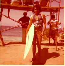 Le jeune Arsène Harehoe, sociétaire du Taapuna surf club, à Hawaii en 1975.