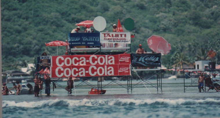 Le podium des juges installé sur le platier face à la gauche de Taapuna, pour la première édition de la Taapuna Master, en 1994.