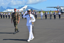 La contre-amirale Anne Cullerre effectue une dernière revue des troupes avant de quitter son poste de Commandant supérieur des forces armées en Polynésie française.